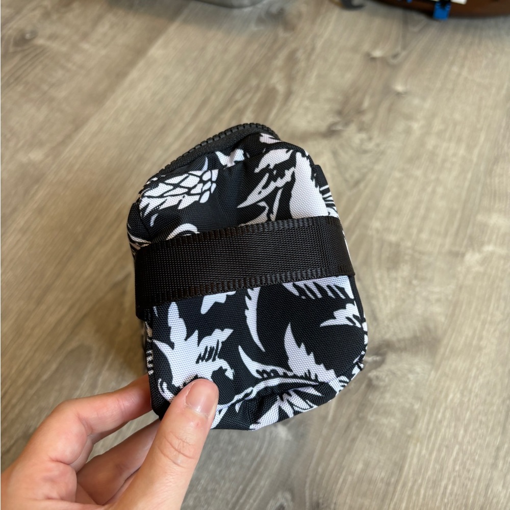 Vera Bradley small travel cosmetic bag - Picture 4 of 7